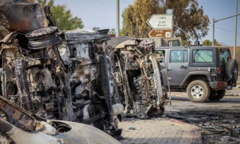 מראות ההרס בכניסה לקיבוץ [צילום: יוסי זמיר/פלאש 90]