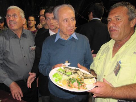 הנשיא פרס בביקור בנמל עין גב עם עוזי קרן, מנכ"ל תיירות עין גב, ולשעבר יועץ ראש הממשלה להתיישבות ועם מנחם לב הדייג [צילום: דורין לברון]
