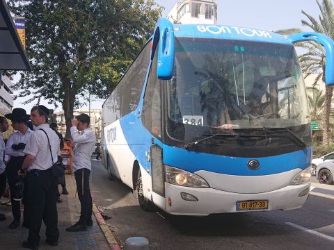 תחבורה ציבורית באמצעות קבלן [צילום: אברהם שטרן]