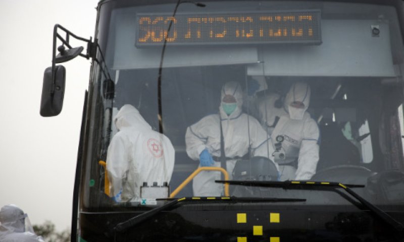 אנשי משרד הבריאות באוטובוס [צילום אילוסטרציה: פלאש 90]