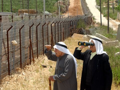 פלשתינים קשישים שהשתתפו בהפגנת החמאס צופים לעבר צפון ישראל [AP]