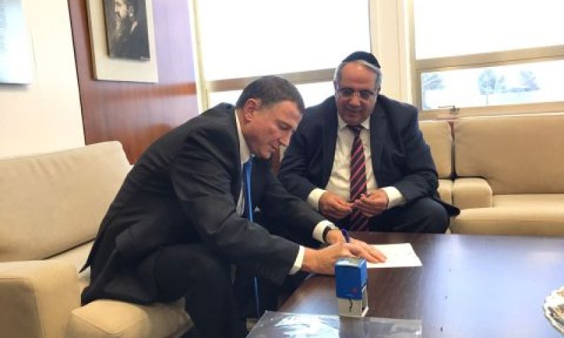 ח"כ יגאל גואטה חותם על מכתב ההתפטרות [צילום: דוברות הכנסת]