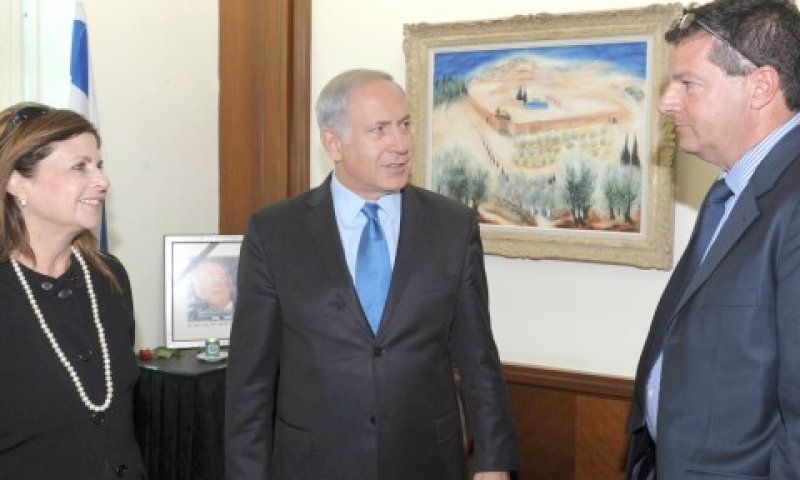 ראש הממשלה עם יובל רבין ועם דליה רבין פילוסוף [צילום: פלאש 90]