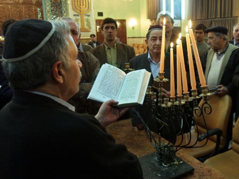 הדלקת נר חנוכה בטהרן [AP]