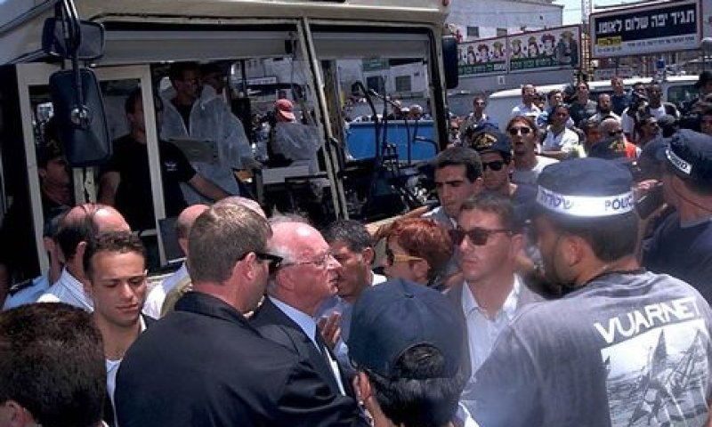 רה"מ רבין בזירת הפיגוע [צילום: אבי אוחיון/לע"מ]