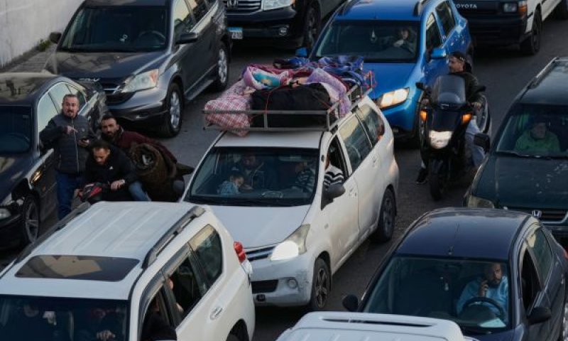 עקורים לבנונים נמלטים צפונה [צילום: בילאל חוסיין/AP]