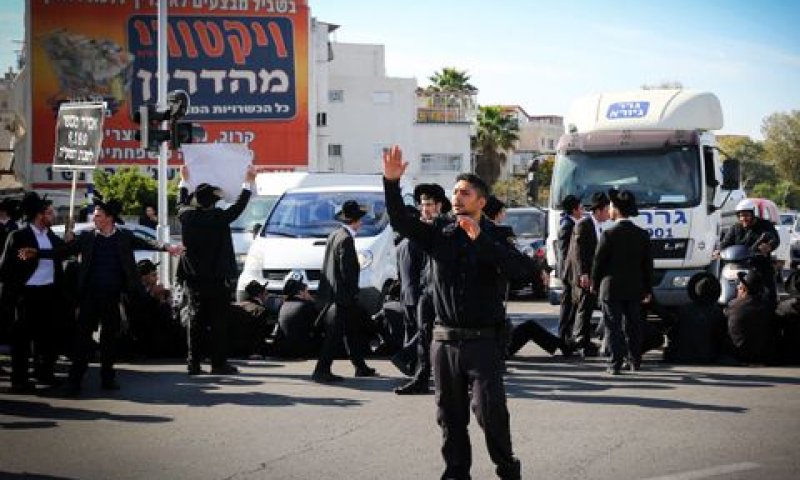 הפגנת תושבים באשדוד [צילום ארכיון: פלאש 90]
