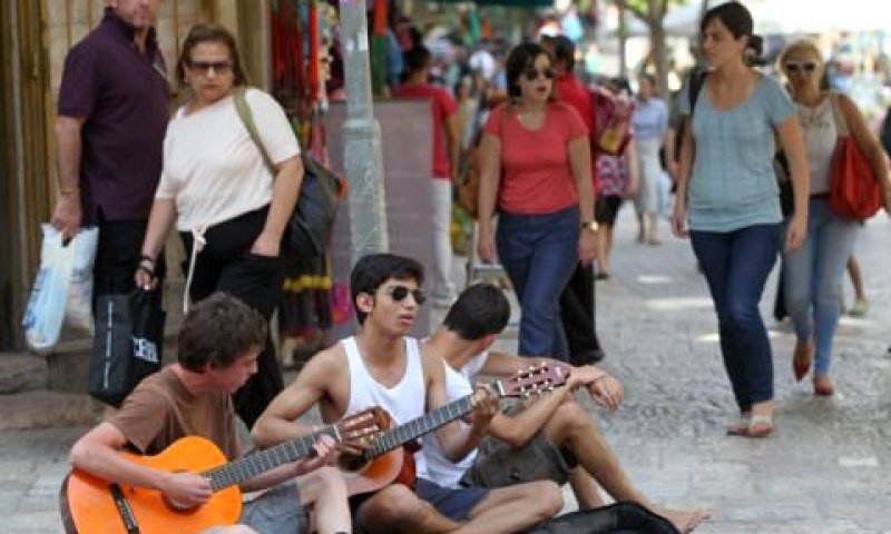 צעירים מנגנים בגיטרות במדרחוב בו-יהודה [צילום: פלאש 90]