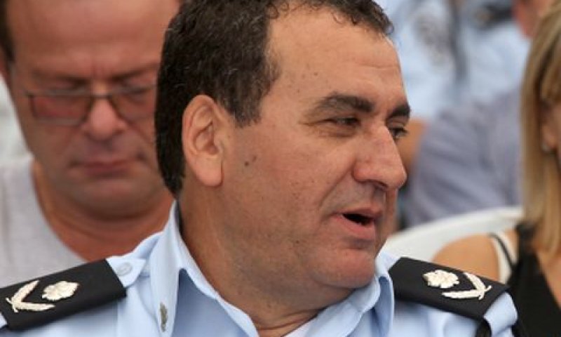 ניצב ארביב. פינטו מגן על עצמו [צילום: יוסי זליגר]