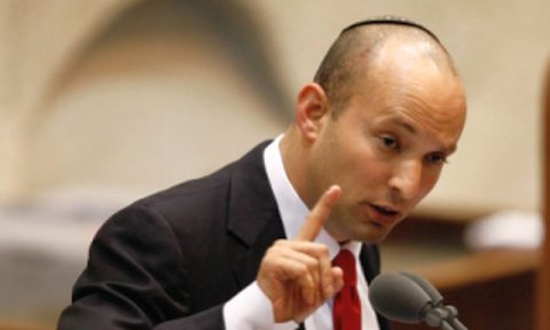 בנט בנאומו. "נהיה פראיירים למען אזרחי ישראל" [צילום: פלאש 90]