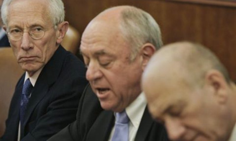 השווקים בלחץ, הקברניטים דנים [AP]