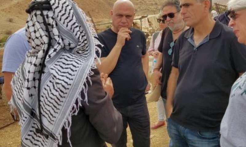 חברי כנסת ממר"צ בביקור בעין אל-חילווה [צילום: עמוד הפייסבוק, מר"צ]