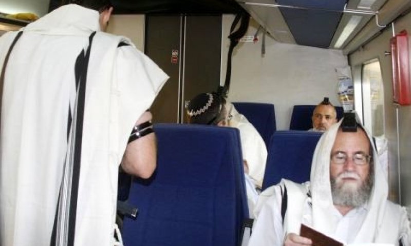 תפילה בקו מת"א לבית שמש [פלאש 90]