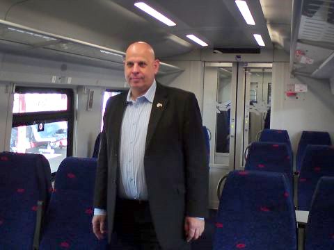 מנכ"ל הרכבת יצחק (חקי) הראל ברכבת החדשה [עידן יוסף]