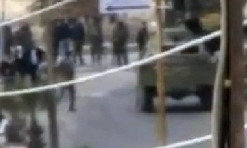 כוחות צבא ליד חומס. אסד לא מתרגש מהפקחים [צילום: AP]