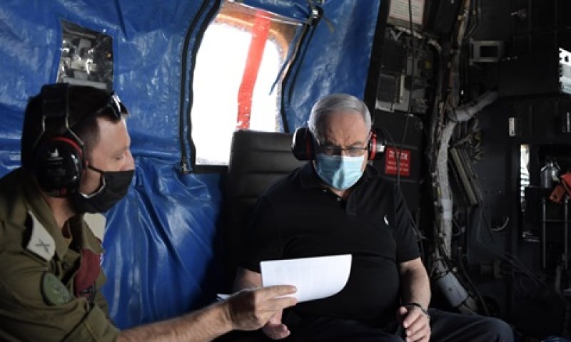נתניהו ומזכירו הצבאי בטיסה לצפון [צילום: קובי גדעון, לע"מ]