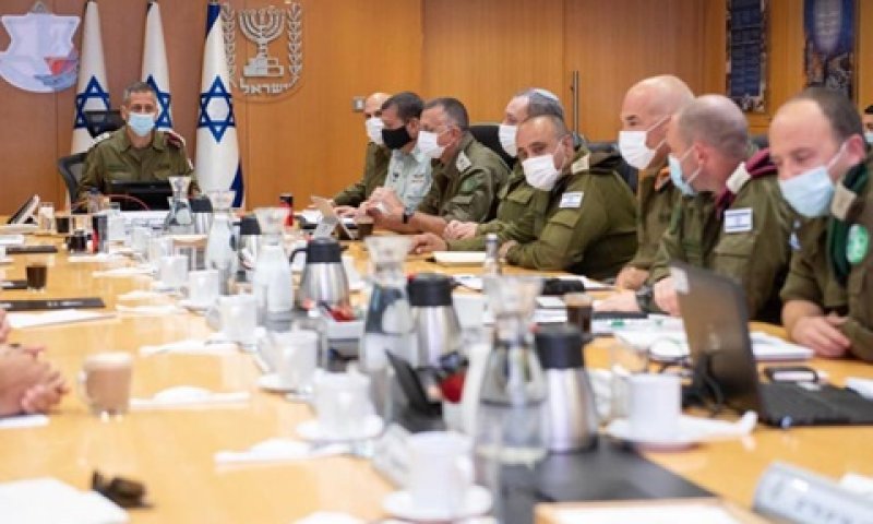 הרמטכ"ל ובכירי המטכ"ל בדיון שהתקיים היום [צילום: דו"צ]