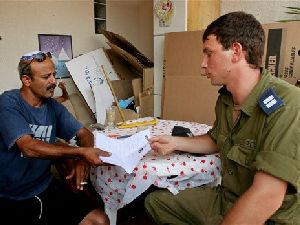 חיילי צה"ל משוחחים עם תושבי היישובים