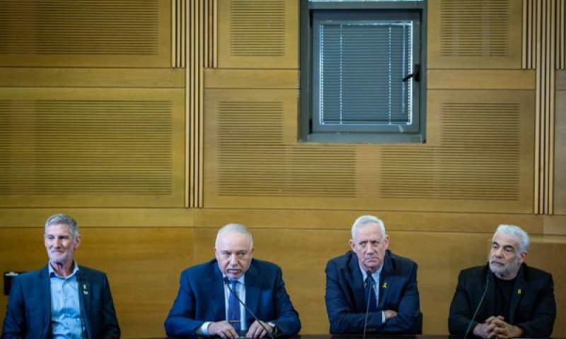 קרבות באופוזיציה [צילום: יונתן זינדל/פלאש 90]