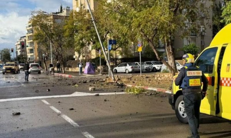 רסיסי טיל פגעו סמוך לבית ספר בחולון [צילום: מד"א]