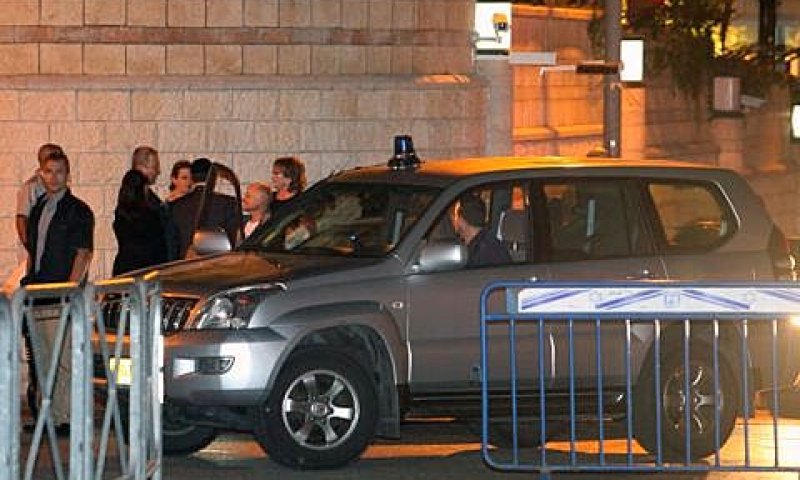 אביבה ונועם שליט תופסים את אהוד ברק בכניסה לאירוע [צילום: פלאש 90]