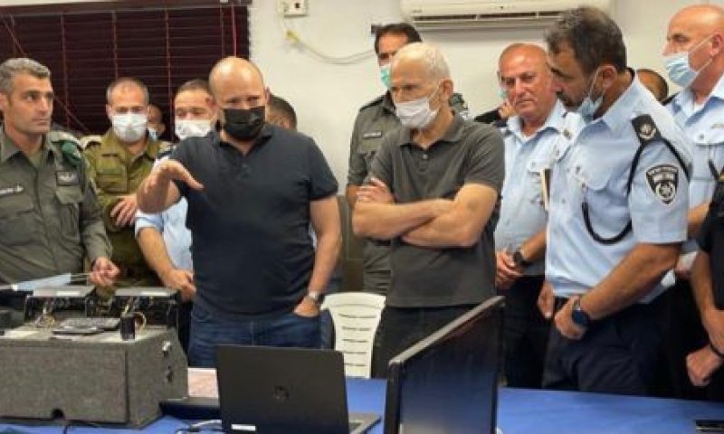 בנט, התייעצויות עם בכירי צה"ל והמשטרה [צילום: משטרת ישראל]