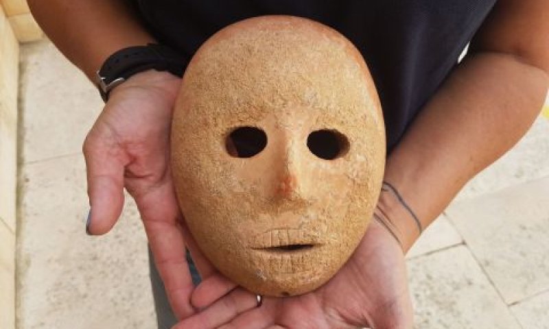 מסכת האבן [צילום: קלרה עמית, רשות העתיקות]