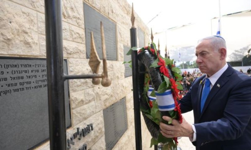ראש הממשלה מניח זר [צילום: עמוס בן-גרשום/לע"מ]