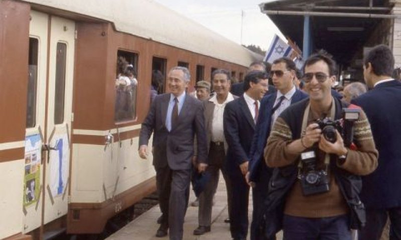 פרס בביקור בתחנת השלום של רכבת ישראל