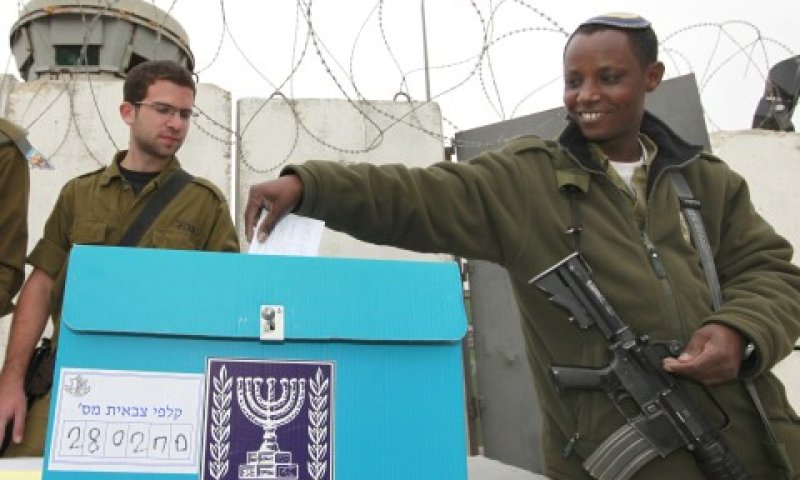 לחיילים האחרים ניתנה הזכות להצביע באופן מסודר [צילום: פלאש 90]