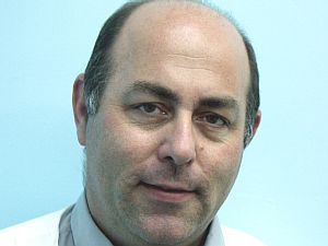 ד"ר פיקל: פציעה בעיניים בעת עבודה מסוג זה עלולה להיות בלתי הפיכה [צילום: יח"צ]