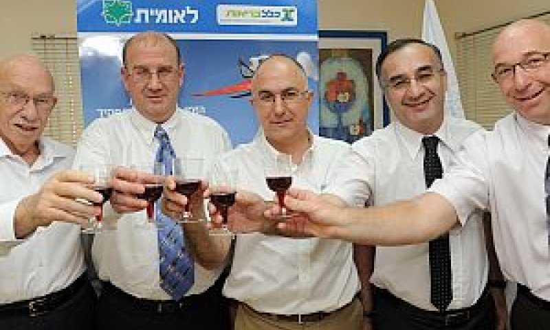 חתמו על הסכם [צילום: יח"צ]