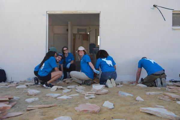 סטודנטים ומתנדבי שנת שירות של איילים בונים את הכפר החדש בערד [צילום: דוד אמסלם]