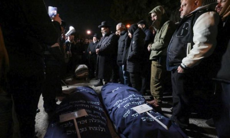 חברים ובני משפחה משתתפים בלוויה של שלושת האחים: יעקב ביטון (16), אביגיל ביטון (15) ושרה ביטון (13) [צילום: יונתן זינדל/פלאש 90]