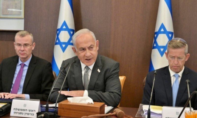 עו"ד פוקס, נתניהו ולוין. אישור מהיועמ"ש מיארה [צילום: עמוס בן גרשום, לע"מ]
