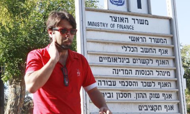 ד"ר מאיר מזרחי, נציג הרופאים המתמחים, בדרך לפגישה עם אנשי האוצר, היום [צילום: פלאש 90]
