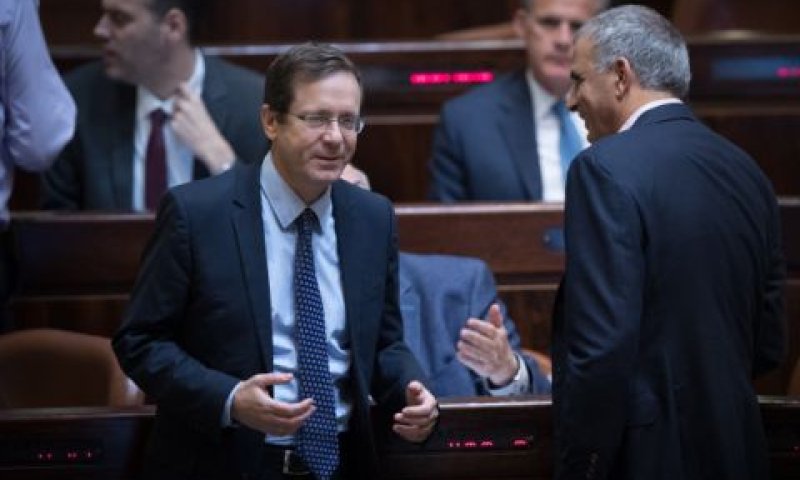 כחלון והרצוג במליאה [צילום: יונתן זינדל/פלאש 90]