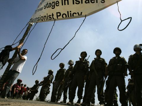חיילי צה"ל מאבטחים הפגנה משותפת של ישראלים ופלשתינים נגד גדר הביטחון [AP]