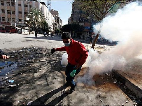יורים גז מדמיע על המפגינים [צילום: AP]