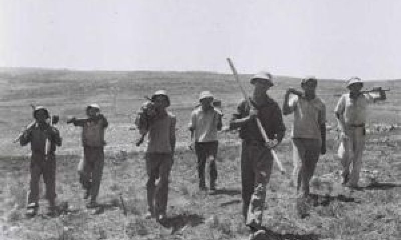חברי קיבוץ כפר עציון בשנת 43' [צילום: זולטן קלוגר/לע"מ]
