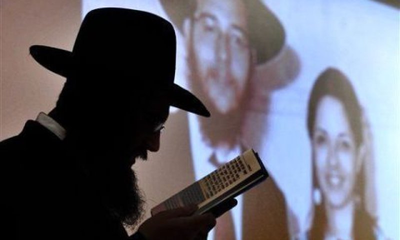 הרב אלי לנגזם בטקס זיכרון לגבי ורבקי הולצברג שנרצחו במומבאי [צילום: AP]