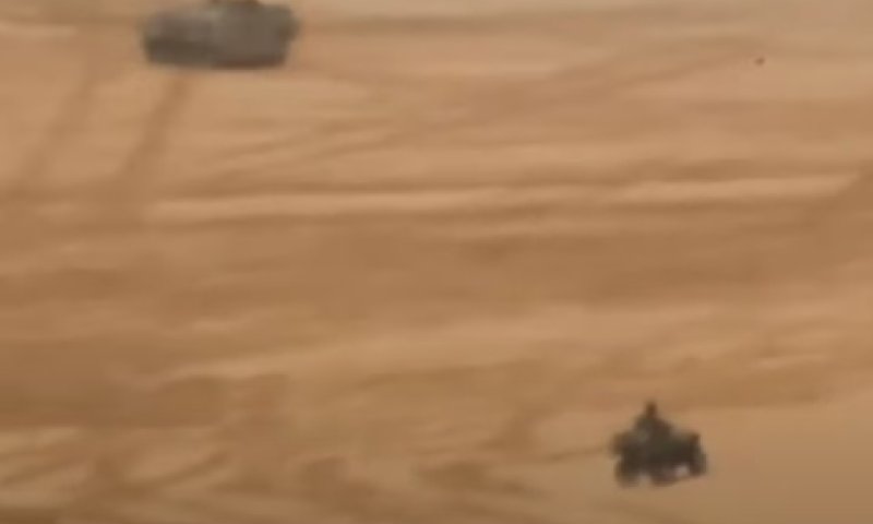 בדואים על טרקטורון בבסיס צאלים [צילום: מאיר דויטש]
