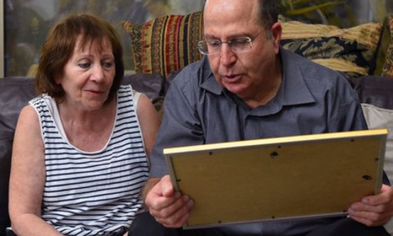 השר יעלון בבית משפחת שאול [צילום: אריאל חרמוני]