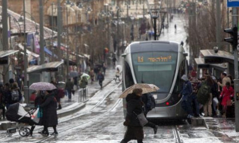 רחוב יפו בירושלים. מזג אוויר קיצוני בדרך [צילום: פלאש 90]