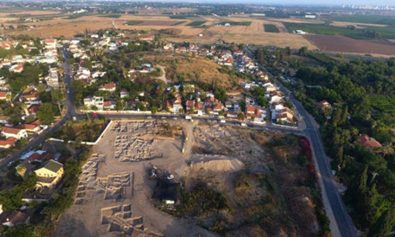 החפירה והתל [צילום: יצחק מרמשלטיין, רשות העתיקות]