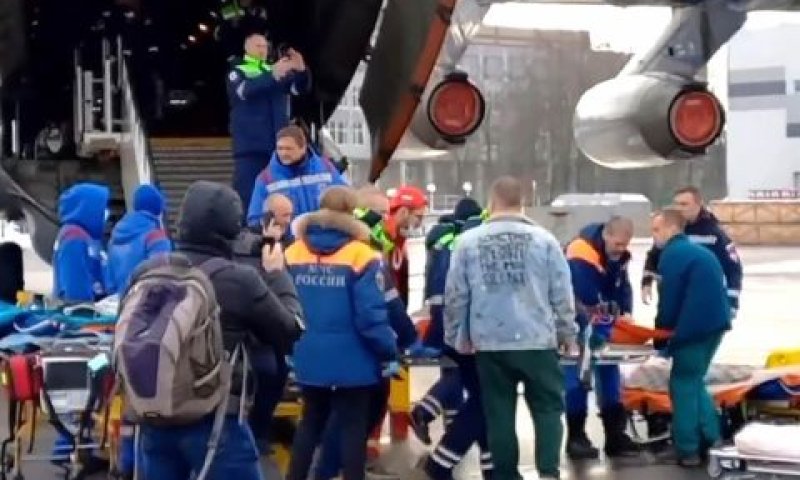 פינוי נפגעי ההתרסקות [צילום: משרד מצבי החרום של רוסיה]