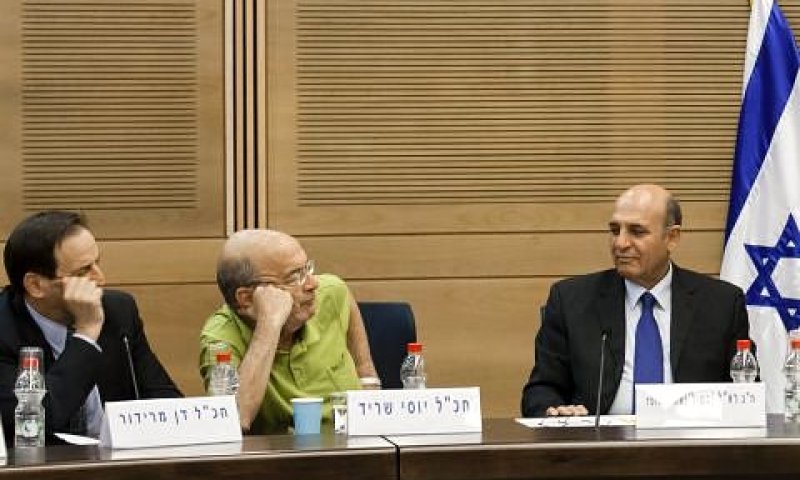 מופז - ח"כ ורא"ל בדימוס ולצידו שני חכ"לים - יוסי שריד ודן מרידור [צילום: פלאש 90]