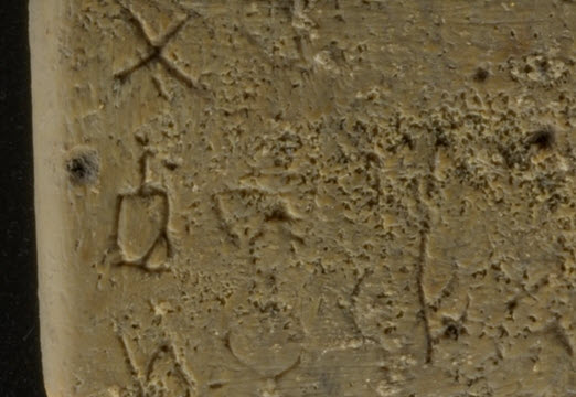 תצלום על האותיות הכנעניות בצד שמאל [צילום: דפנה גזית, רשות העתיקות]