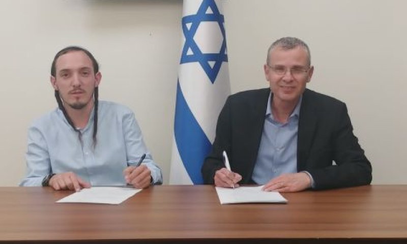 יריב לוין וחנמאל דורפמן בחתימת הסכם העקרונות