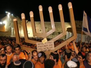 מגורשי נצרים. מאחורי מילים יפות עומדות המשפחות הבוכות של המתיישבים